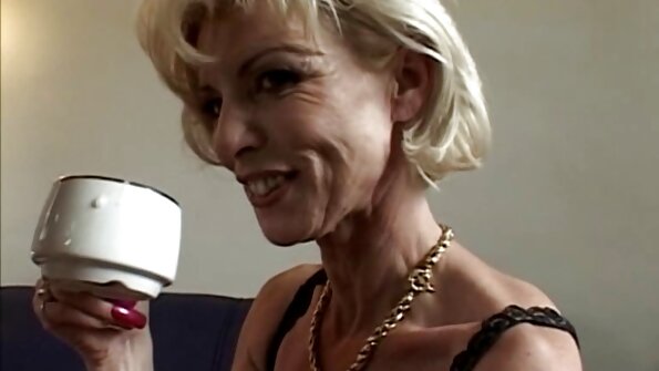 મીઠી છોકરી તેના મિત્રોને મનોરંજક હિન્દી બીપી સેકસી બનાવે છે