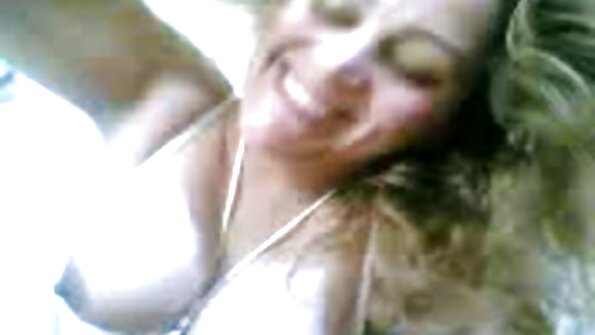 ડાર્ક પળિયાવાળું સ્ટારલેટ રિલે મોમસેન માથું આપે છે અને બહાર ધક્કો હિન્દી બીપી ફિલ્મ મારે છે