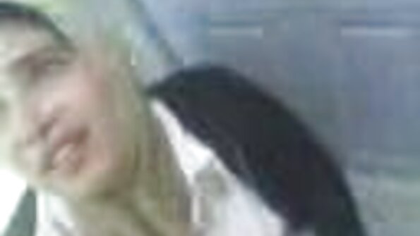 યુવાન cutie એમિલી ઇંગ્લીશ બીપી વીડીયો વિલિસ બે શિંગડા ગાય્ઝ પાસેથી યોગ્ય pounding નહીં