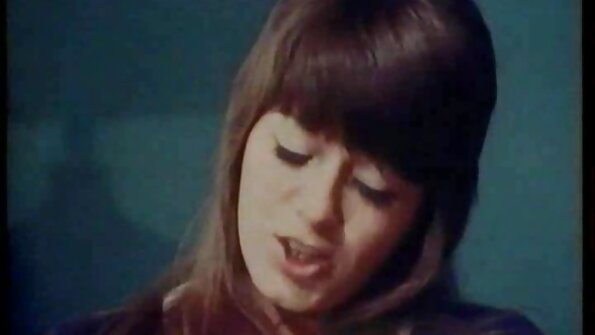 બ્રાઉન-આઇડ મિન્ક્સ રિલે જીન સ્ટેન્ડિંગ પોઝિશનમાં જાનવર બીપી શેગ કરે છે