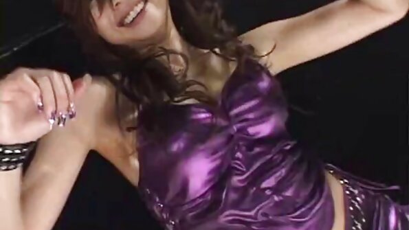 Busty milf તેના બીપી ઇંગલિશ પતિ સાથે છેતરપિંડી કરી રહી છે