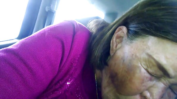 ડાના વુલ્ફ માથું આપે છે અને POV માં તેની ફુલ એચડી વીડીયો બીપી સુવ્યવસ્થિત ચૂત ચૂસે છે