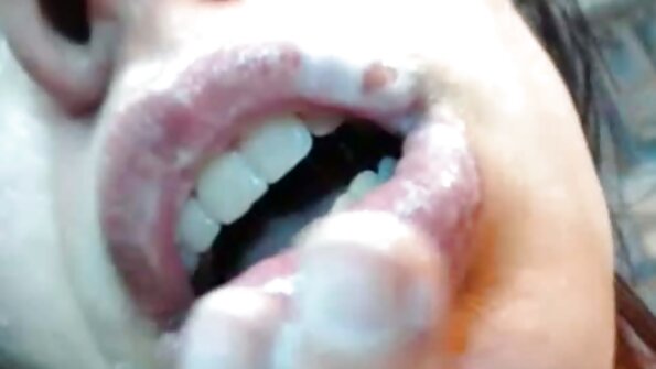 સર્પાકાર વાળ ધરાવતી ઇબોની ઓપન બીપી ગુજરાતી બેબ ડીપથ્રોટિંગ છે