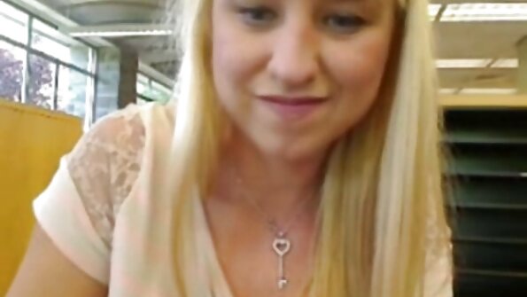 હોટ સોનેરી એક ચરબીયુક્ત ટોટી ચૂસી રહી છે બીપી ફીલમ સેકસી