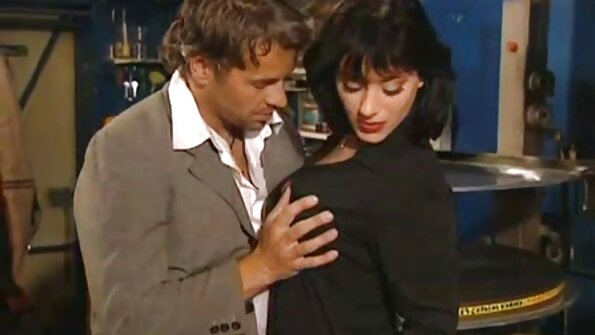 નાનકડી છોકરી પલંગ પર બીપી જાનવર ચડી ગઈ