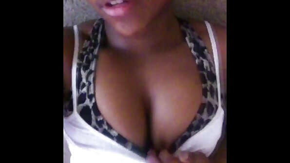 ચશ્મા ઓપન પીચર બીપી સાથે સોનેરી ઘૂંટણિયે અને sucking છે