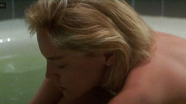 સોનેરી સેક્રેટરીએ તેના પગ પહોળા કરી બીપી સેકશી દીધા