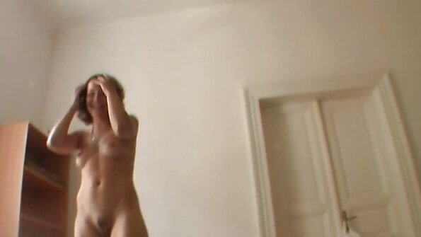 હોટ શ્યામા જુલિયા ડી લુસિયા હોટ જીઝ સાથે deeplyંડે છેડે છે અને જનાવરના બીપી શાવર કરે છે