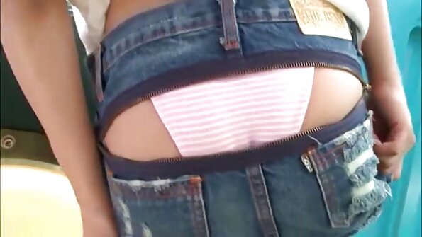 કર્મા આરએક્સ અને તેની સાવકી મા મોટી રસાળ ટોટી વહેંચે છે ઓપન પીચર બીપી