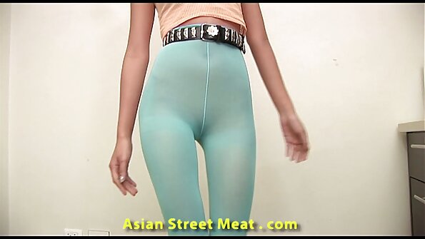 હોટ સોનેરી સ્ત્રી તેના માળીને વાહિયાત હિન્દી બીપી સેકસી કરી રહી છે