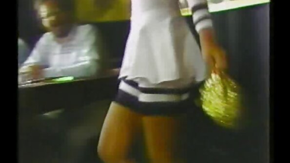 સોનેરી કુગર યુવાન ભીંડ ઉપર તેની ગુજરાતી બીપી ચૌદવાનુ ભીની ચૂત સ્લાઇડ કરે છે