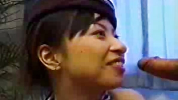 મોટી કુદરતી સાથે બીપી ફુલ સેકસી લસ્ટી મમ્મી તેની ભીની કુચી સાથે રમે છે