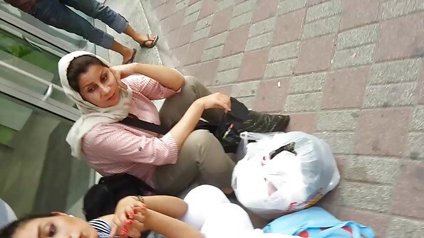 હોટ લેડિઝ યોગ અને અશ્લીલ કામ કરી બીપી ફિલ્મ આવા દો રહી છે