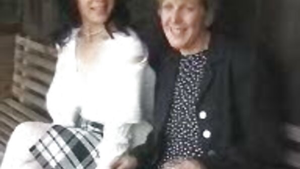 કર્વી મમ્મી તેમને યુવાન માગે એચડી બીપી છે