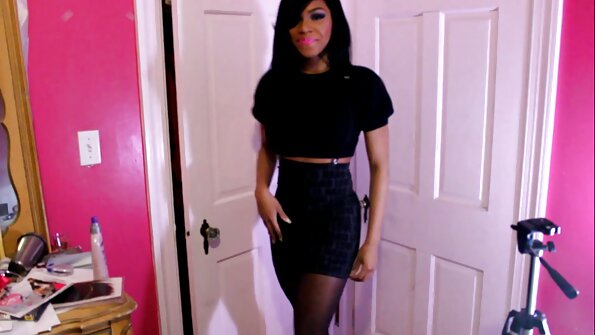 ધૂમ્રપાન કરતું ગરમ ​​સોનેરી સ્ત્રીને સખત ચોદવામાં મારવાડી બીપી આવી