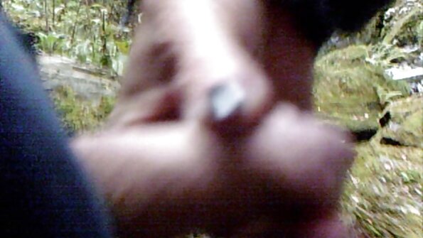 લિસા એન તેના પુત્રો મિત્ર બીપી હીન્દી પીચર સાથે મેળવવામાં આવે છે