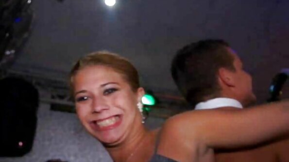 સેક્સી બેબ નવા ઓપન બીપી પીચર બારમાં ગઈ